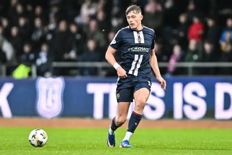 Norwich join race to sign Premiership defender